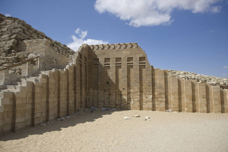 埃及开罗萨卡拉金字塔在晴朗的晴天照片