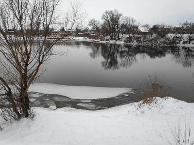 美丽的冬季景观在河岸上，许多白雪和河流