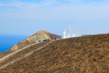 意大利Vulcano岛的火山口有硫磺蒸汽