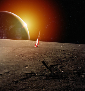 美国国旗在月球上。 蓝色星球地球和太阳。 由美国宇航局提供的这幅图像的元素