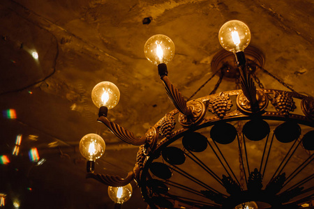 带吊灯的餐厅图片