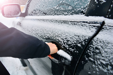 雪中车。 冷冻车门把手。 冬季汽车司机的问题。