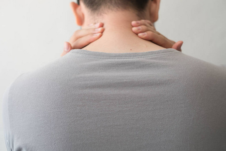 一名男子背部疼痛和颈部受伤的照片