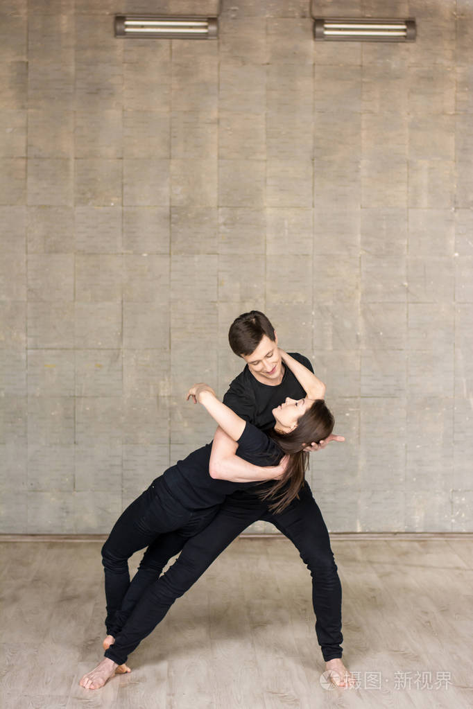 表演浪漫舞蹈的年轻夫妇