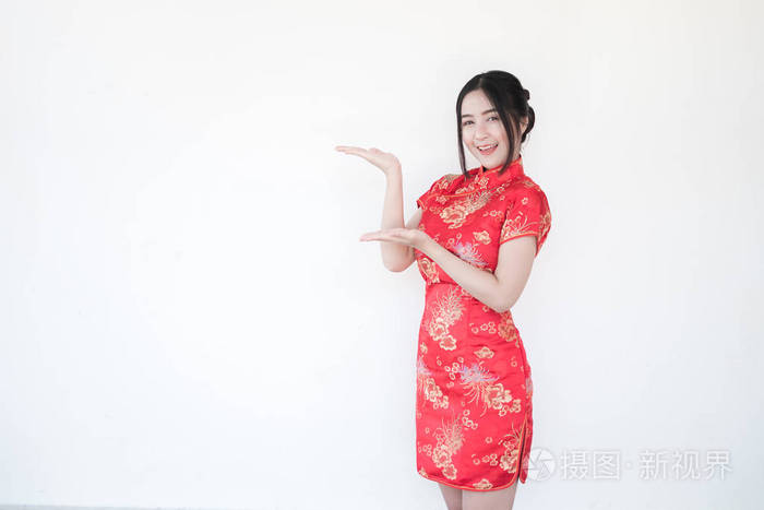 穿着中国传统旗袍的亚洲旗袍,白色背景上有一个欢迎的手势.