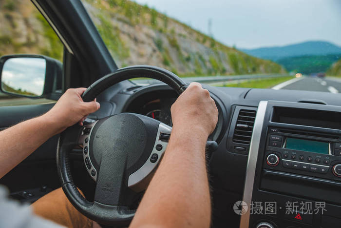 开车经过高速公路的人. 公路旅行