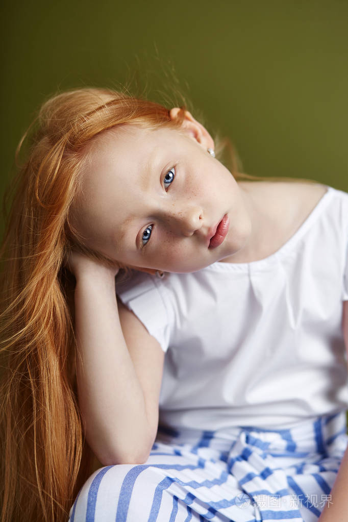 漂亮的红头发女孩,长发和漂亮的蓝色大眼睛.