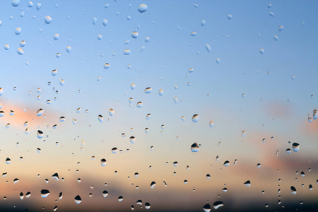 雨点落在窗户上，背景模糊。 设计的季节性背景纹理。