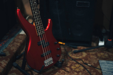 红色低音吉他在家庭音乐工作室的背景。