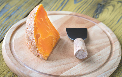 木板上的米莫莱特奶酪楔子