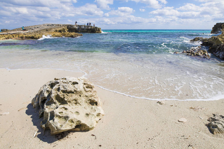 加勒比海科祖梅尔岩石海岸的广角视图。