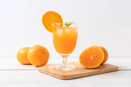 一杯加冰的橙汁