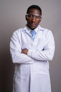 戴防护眼镜的年轻英俊非洲男人医生