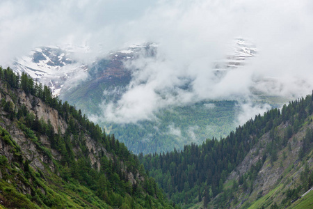 帕索德尔圣戈塔多或圣戈塔德通行证夏季雾山水瑞士。 阴雨天气