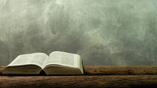 橡木橙色古老橡木木桌上的圣经. 漂亮的橙色背景. 宗教观念.照片