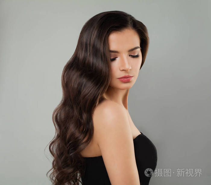 年轻的黑发模特肖像. 有着长长波浪型的完美女人
