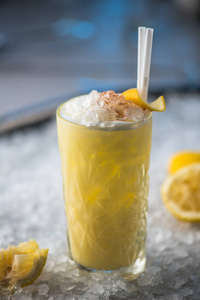 冰杯中的清爽柠檬鸡尾酒