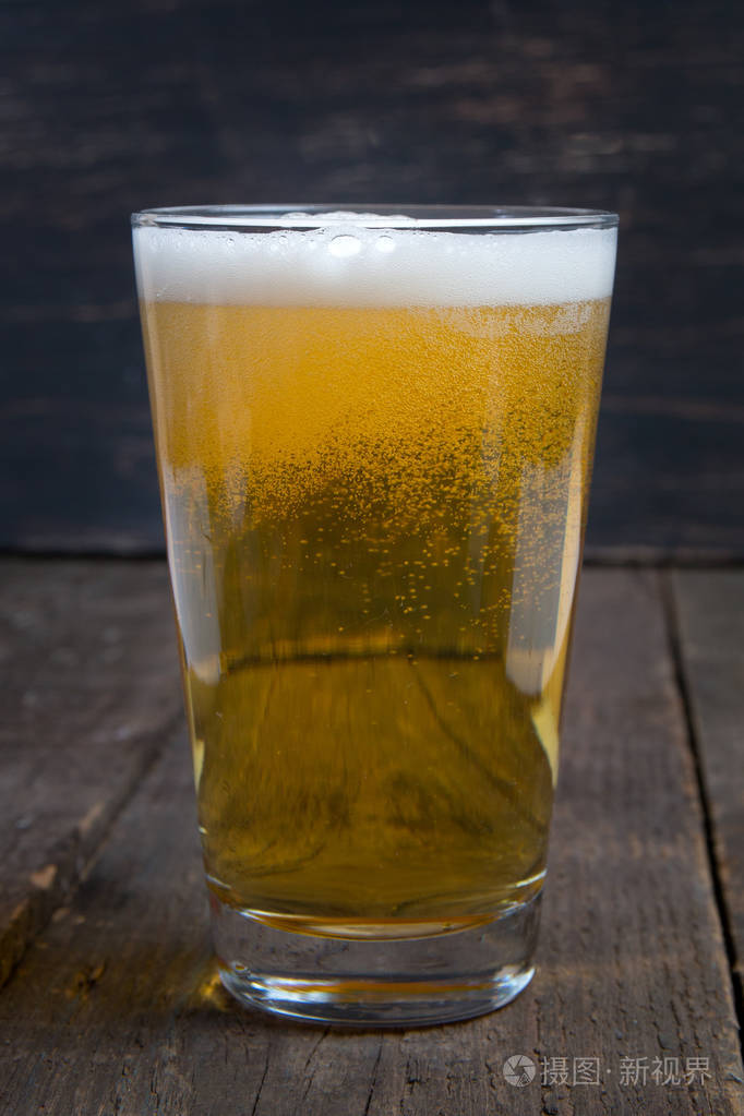 黑木桌上一杯啤酒