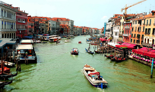 从桥上看到威尼斯的大运河