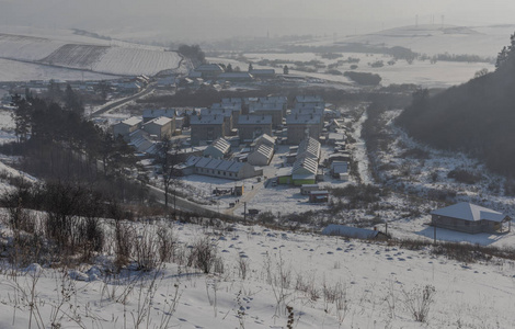 斯洛伐克东部的吉卜赛村多布拉沃洛，冬季，雪，晴天