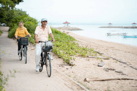 老夫妇骑自行车和一起户外锻炼的画像