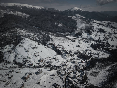 寒冷季节冬季公园美丽的空中无人机照片。欧洲喀尔巴阡山的雪景。积极度假旅游的旅游目的地