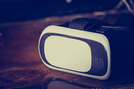 现代增强现实VR眼镜在智能手机上玩手机游戏应用程序。智能手机便携式游戏耳机设备。玩电子游戏。流行的新游戏玩家小工具。虚拟现实概念