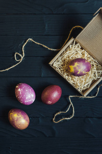 复活节概念染色鸡蛋在盒子里