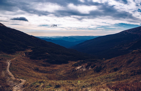 秋天美丽的山景。 Instagram老式电影过滤器