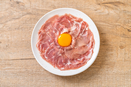 新鲜的猪肉切片，生鸡蛋，煮或做涮锅和烧肉