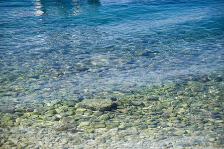 美丽透明的亚得里亚海在克罗地亚的热带阳光下闪耀。暑假旅游目的地。在清澈的水中生活。潜水和浮潜的好地方。
