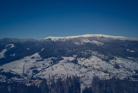 寒冷季节冬季公园美丽的空中无人机照片。欧洲喀尔巴阡山的雪景。积极度假旅游的旅游目的地