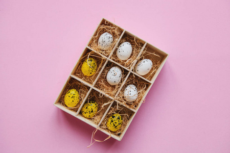 礼品或节日盒子或容器与五颜六色的复活节彩蛋在黄色的背景。复活节庆祝概念在最小的样式