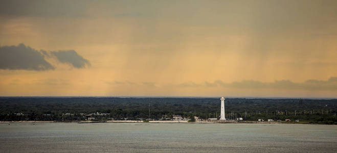 墨西哥CostaMaya港，从海上看到灯塔。
