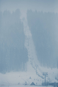 山地公园的滑雪电梯。 在寒冷的冬天，滑雪者和滑雪者乘电梯到达山顶