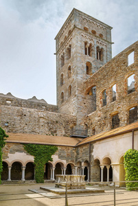 桑特佩雷德罗德斯是西班牙加泰罗尼亚东北部一座前本尼迪克特修道院。 修道院