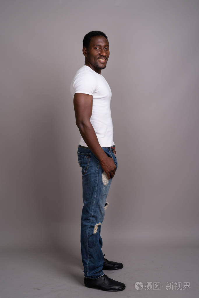 年轻英俊的非洲人在灰色背景