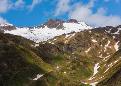 阿尔卑斯山脉帕索德尔圣戈塔多或圣戈塔德山口夏季景观瑞士。