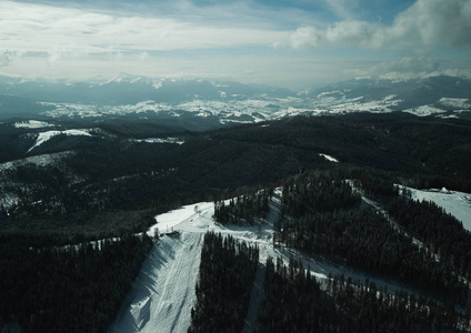 冬季寒冷的喀尔巴阡山空中无人驾驶飞机景观照片。欧洲积极旅游的旅游目的地。欣赏喀尔巴阡山的自然美景。滑雪和滑雪板公园从上面开始。