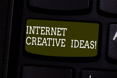 显示互联网创意的文字符号。概念照片能力, 使新的东西或想到新的想法键盘键意图创建计算机消息按键盘的想法