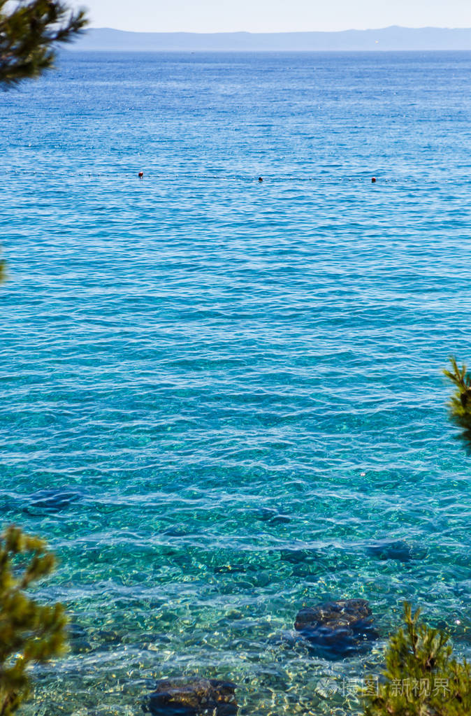 暑假的旅游目的地.背景清澈的地中海.