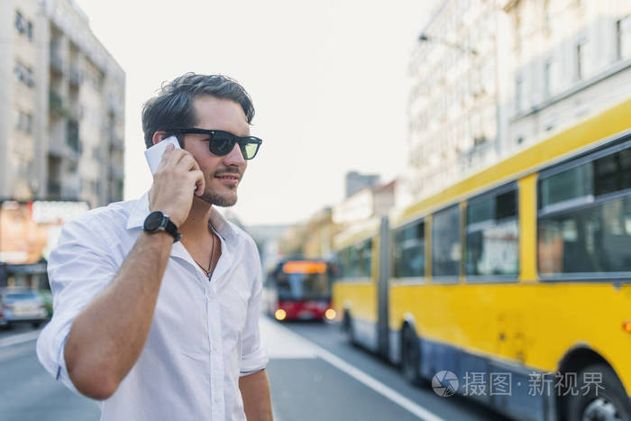 城市街道上使用智能手机的人画像