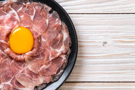 新鲜的猪肉切片，生鸡蛋，煮或做涮锅和烧肉
