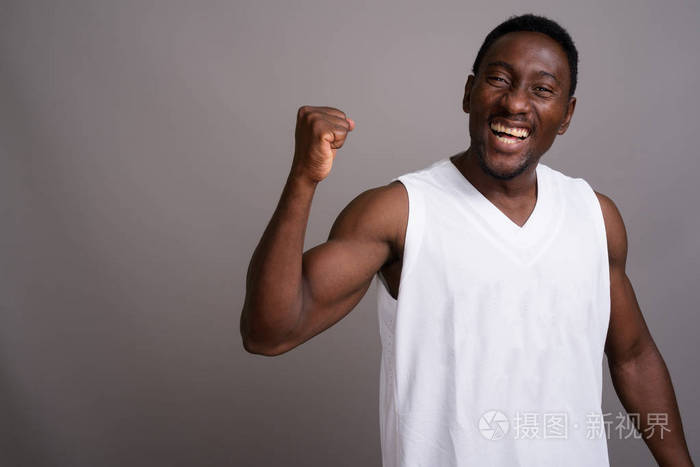 年轻英俊的非洲人在灰色背景