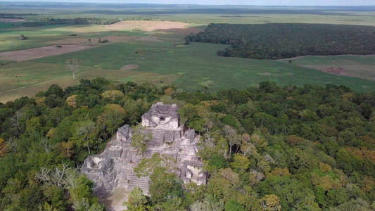 金塔纳罗奥墨西哥Kinichna神庙的鸟瞰图。