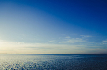 海边美丽的日落。 充满活力的颜色和良好的夏季傍晚天气。海景的奇妙旅行目的地为暑假。