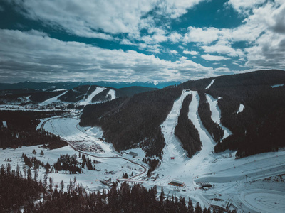 寒冷季节冬季公园美丽的空中无人机照片。欧洲喀尔巴阡山的雪景。积极度假旅游的旅游目的地