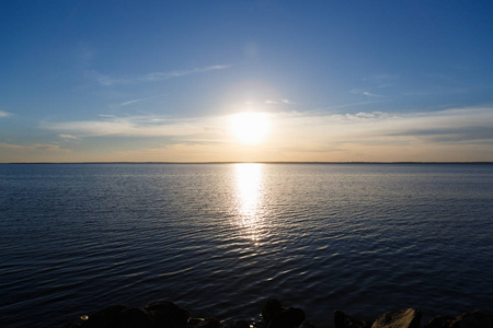 美丽的旅游目的地背景太阳落山在厄鲁普的海边