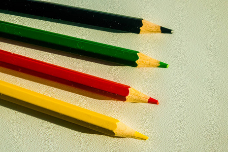 白色或透明背景的彩色铅笔，黄色，红色，绿色
