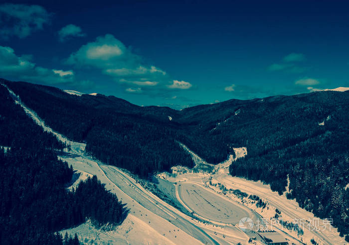 美丽的空中无人机山水照片在寒冷的雪天.旅游目的地的积极旅游在冬季.